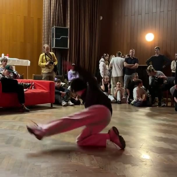 Matěj Vaverka při footworku na battlu