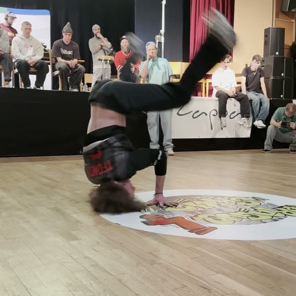 Ondřej Devera v akrobatickém prvku na battlu
